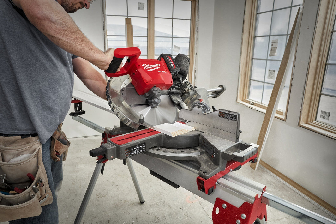 Milwaukee M18 FMS305-121 Afkortzaagmachine 18V (accu afkortzaag)
